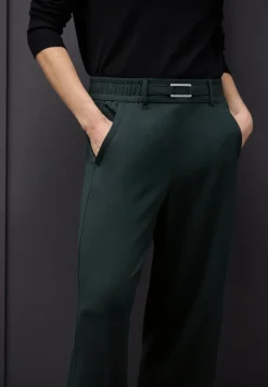 Broek met rechte pijpen en details