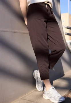 Broek met taps toelopende pijpen