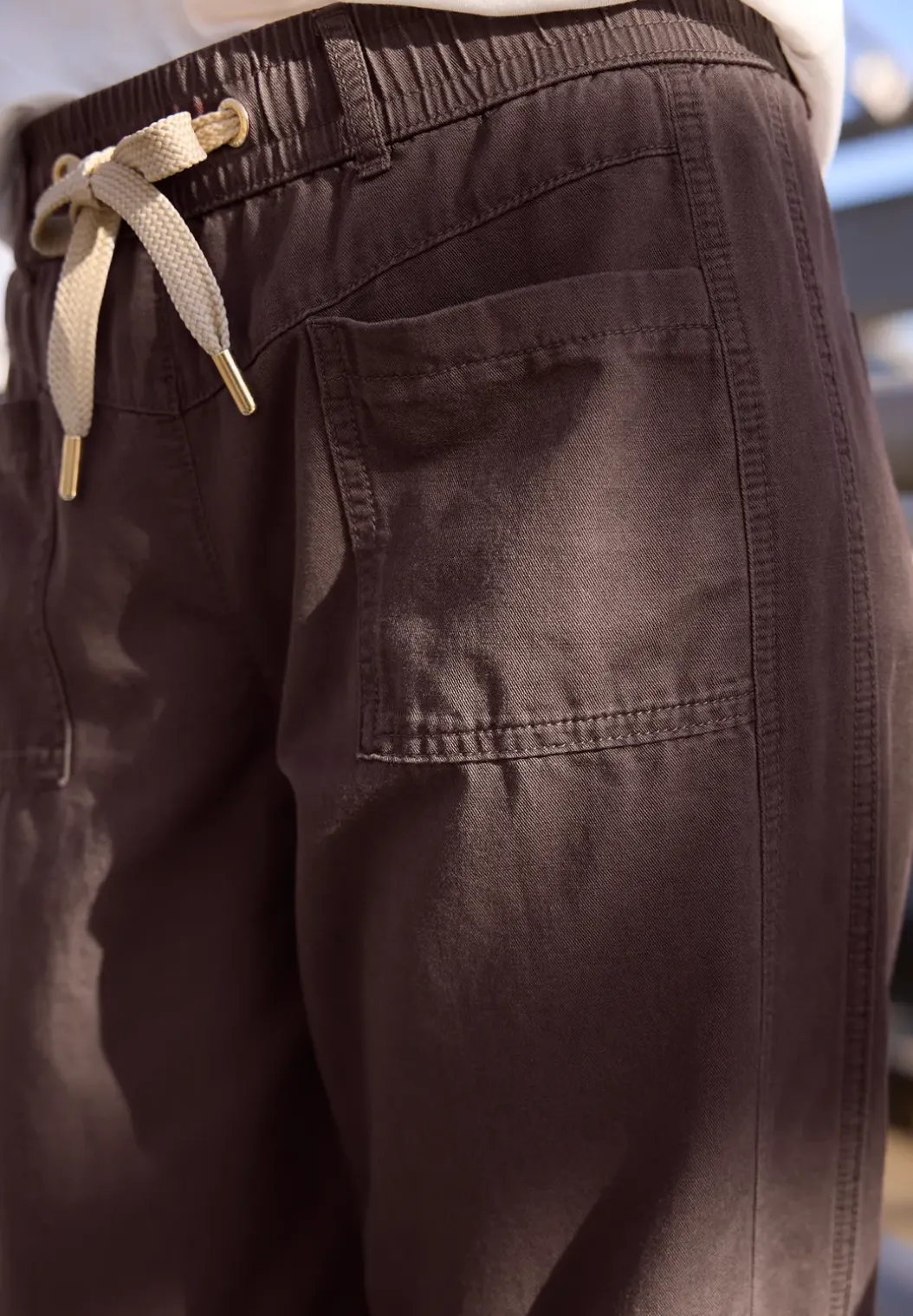 Broek met taps toelopende pijpen
