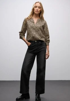 Corduroy blouse in leo look