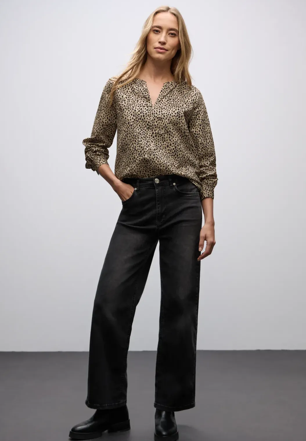 Corduroy blouse in leo look