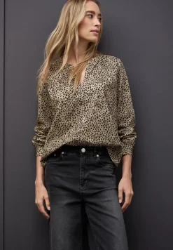 Corduroy blouse in leo look