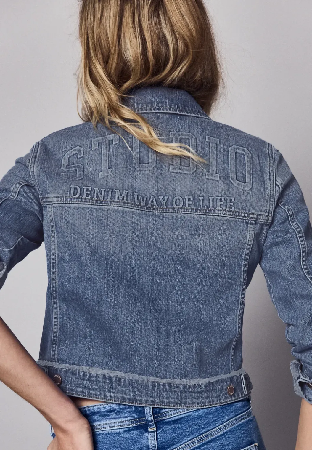 Denim jack met knopen en rugprint