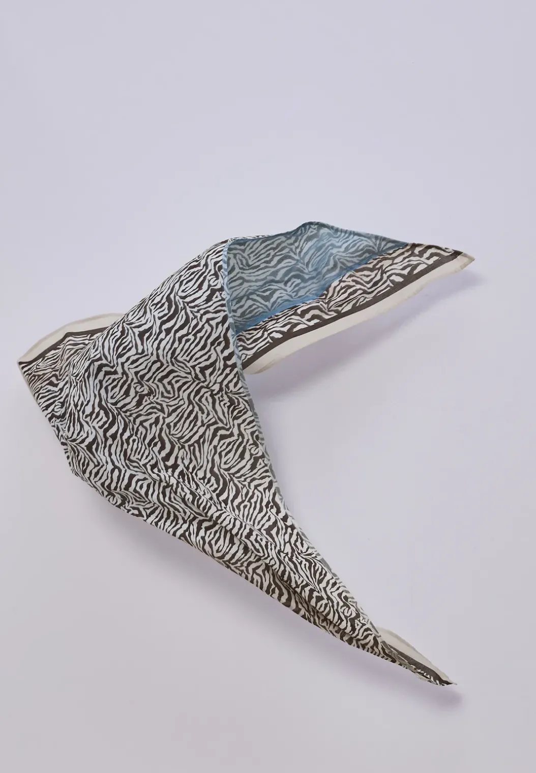 Driehoekige sjaal met grafisch patroon