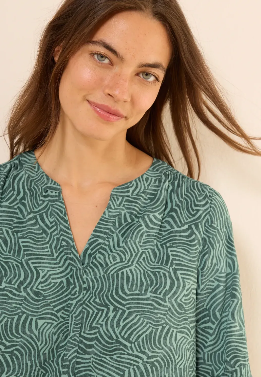 Gedessineerde blouse met gespleten hals