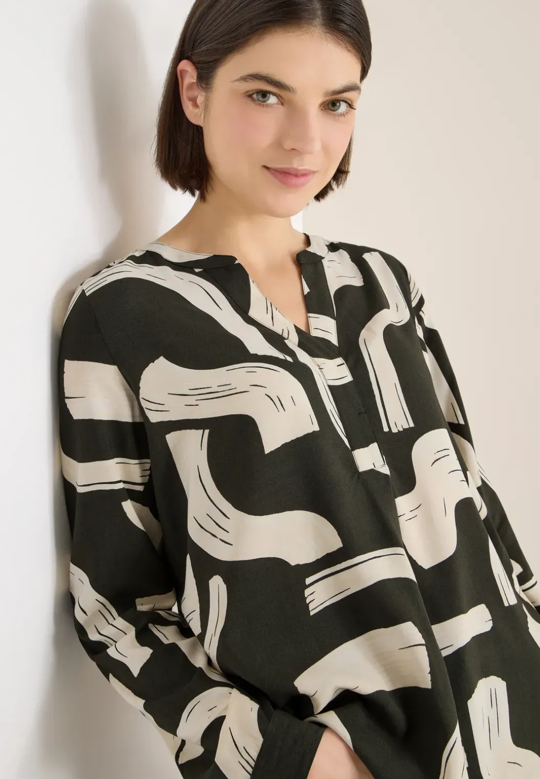 Gedessineerde blouse met gespleten hals