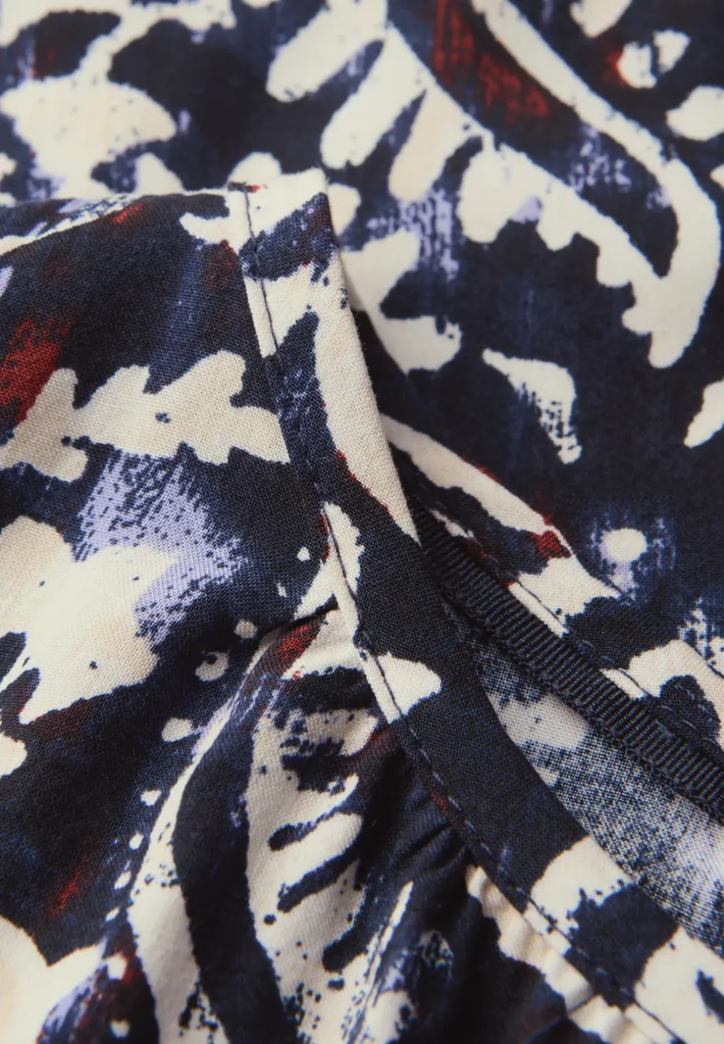 Gedessineerde blouse met rimpels