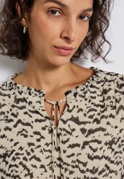 Gedessineerde chiffontuniek