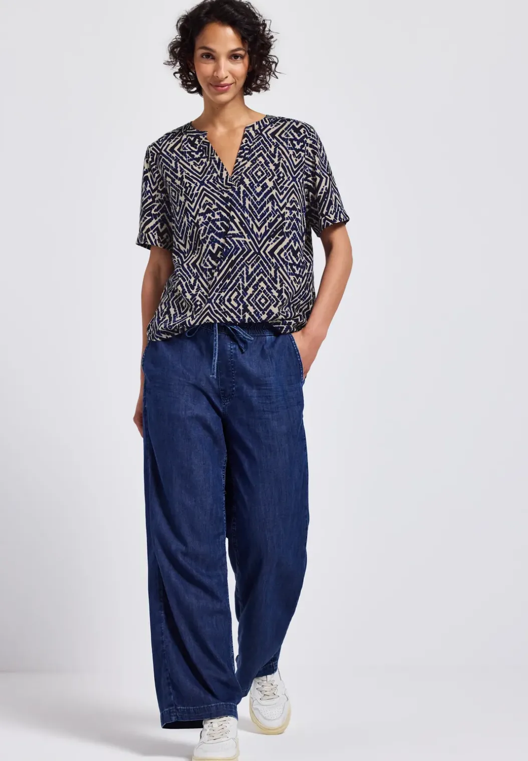 Gedessineerde blouse met gespleten hals
