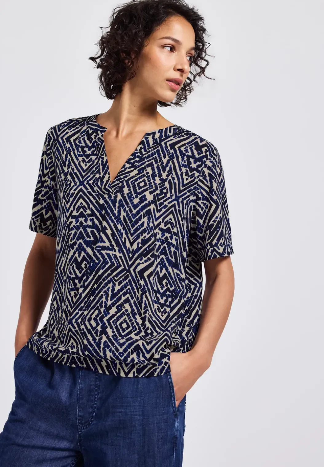 Gedessineerde blouse met gespleten hals