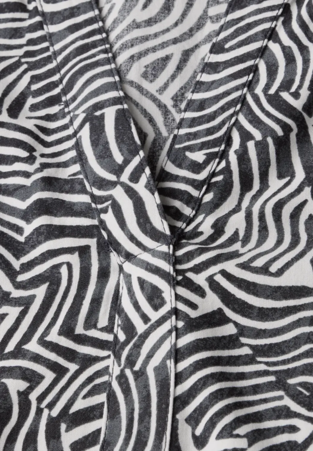 Gedessineerde blouse met gespleten hals