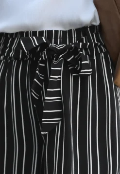High Waist shorts met riem en strepen