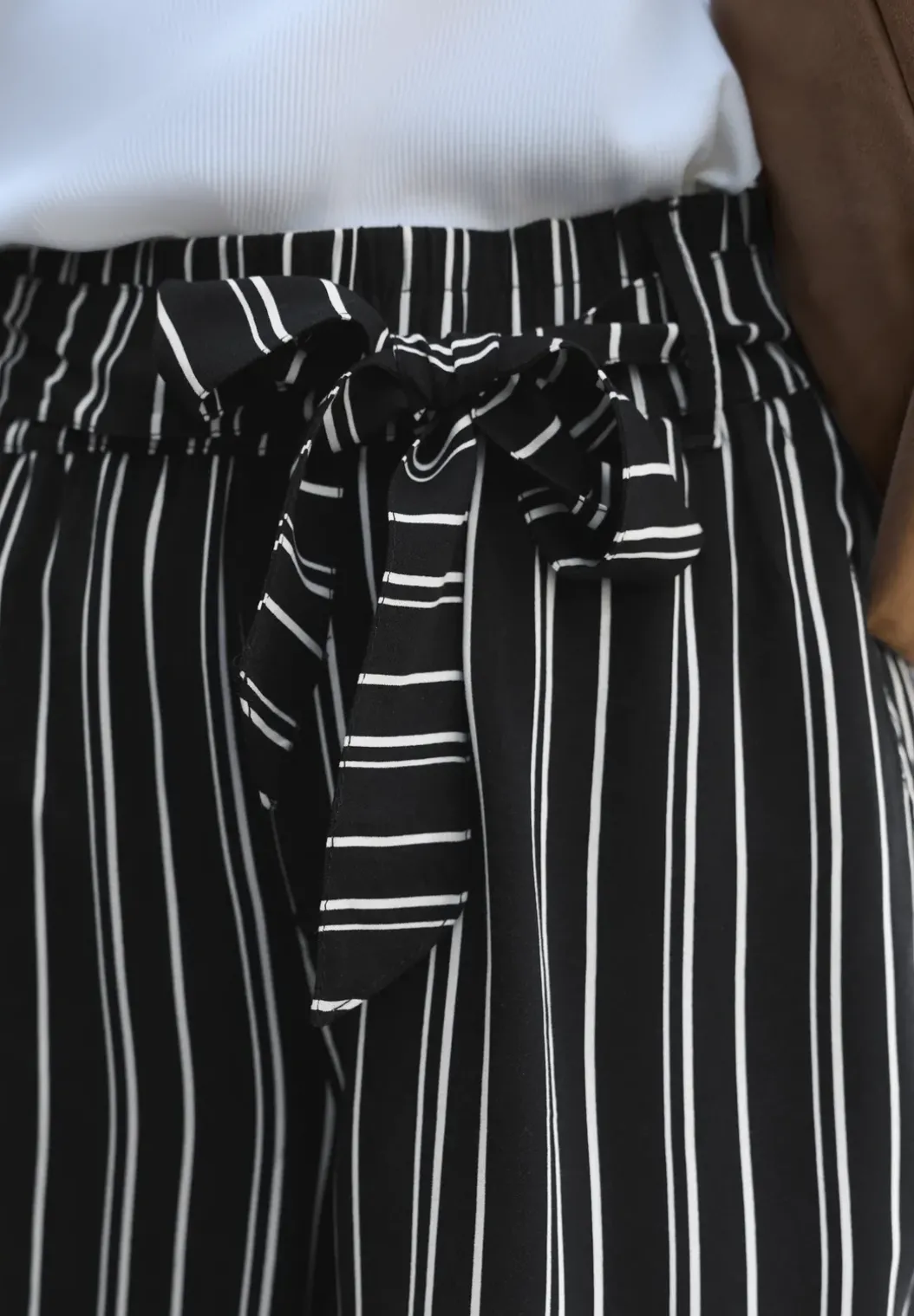 High Waist shorts met riem en strepen