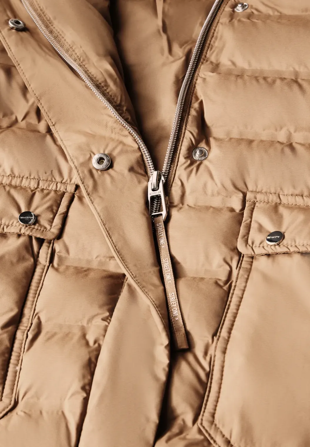 Jacke mit abnehmbarer Kapuze