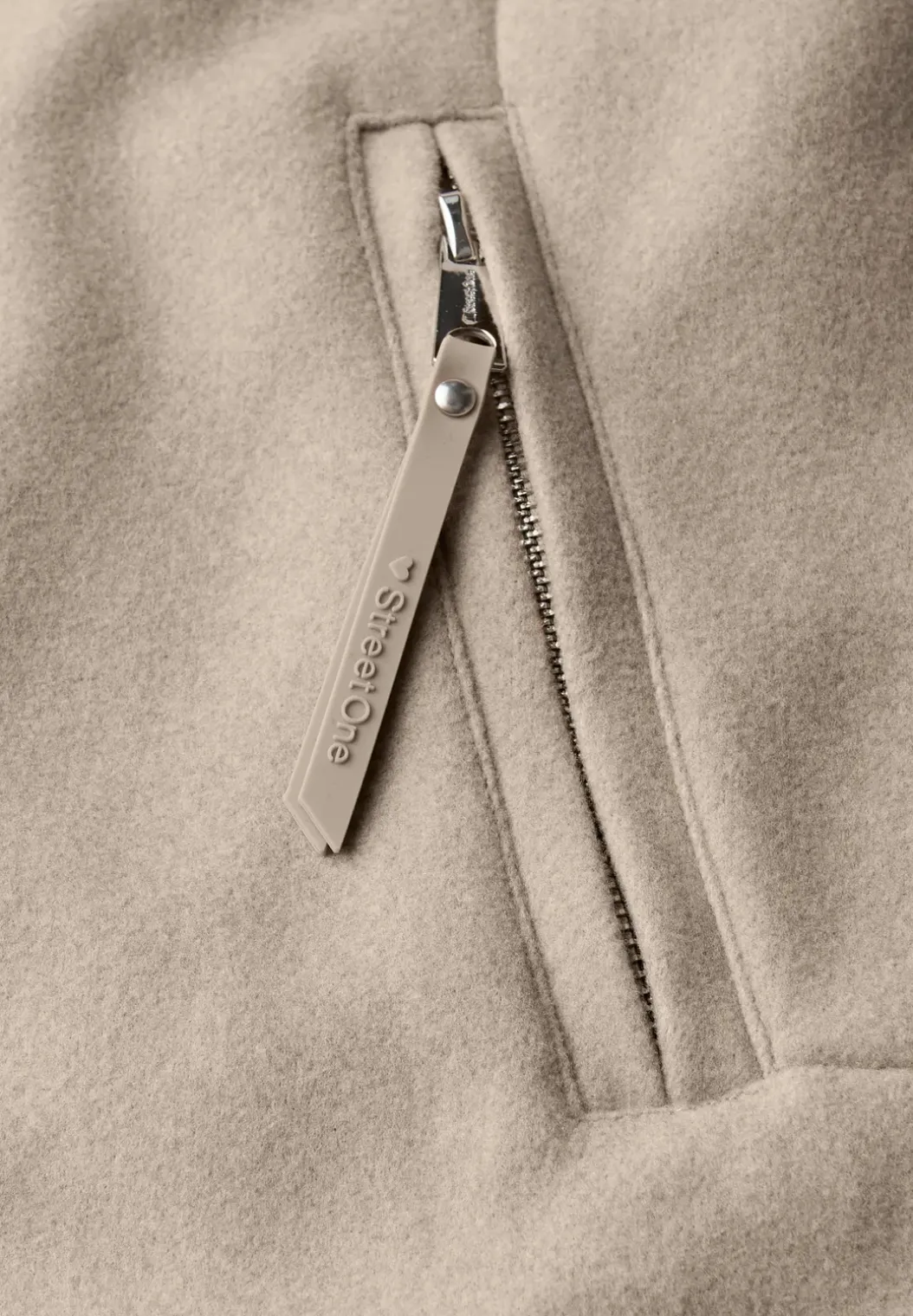 Jas met gebreide details