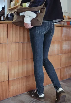 Jeans met destroyed details