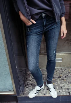 Jeans met destroyed details
