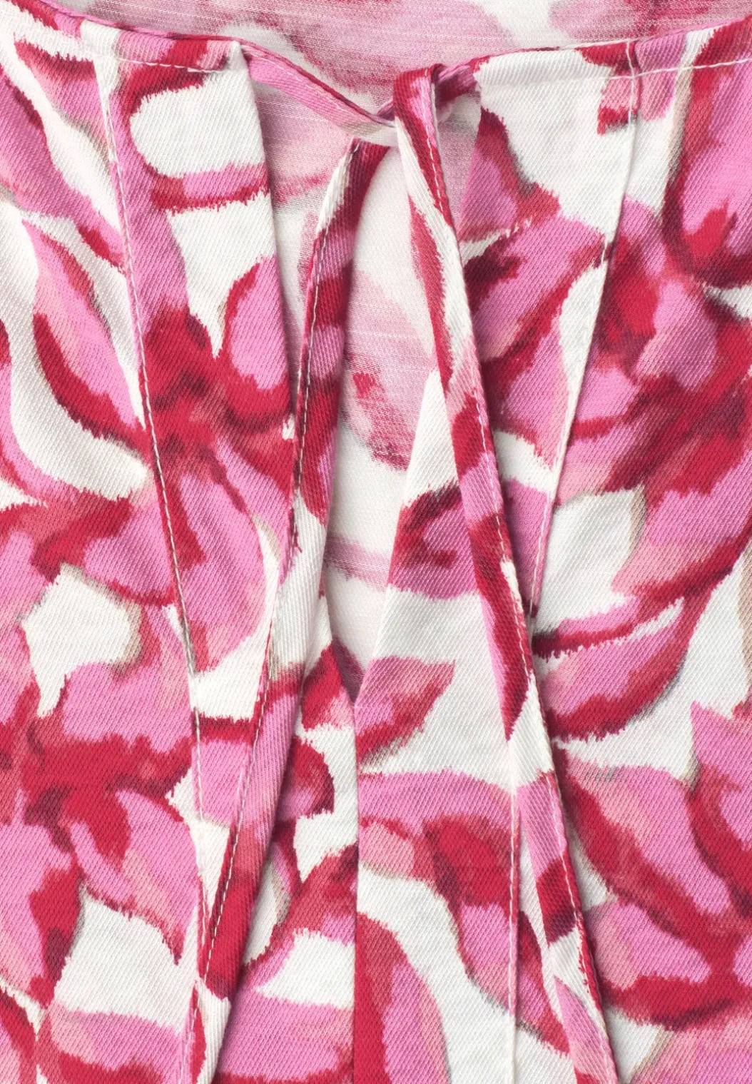 Knielange jurk met gespleten hals en print