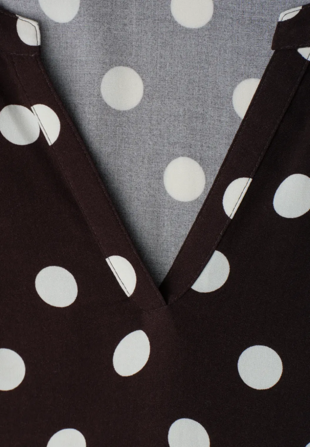 Knielange jurk met gespleten hals en print