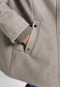 Korte jas met gebreide details