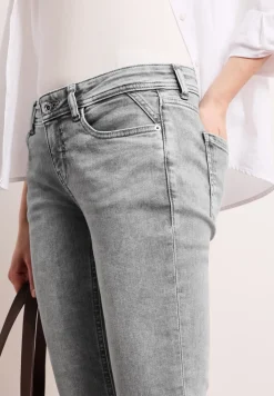Low Waist Slim Legs jeans in casual fit