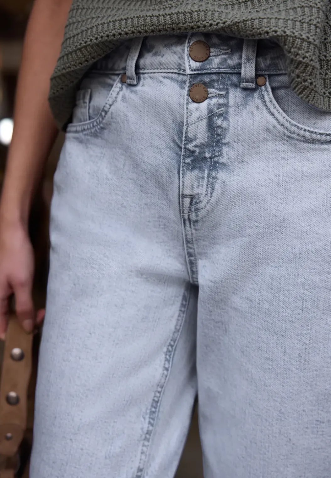 Mid Waist Barrel Leg Jeans in Loose Fit