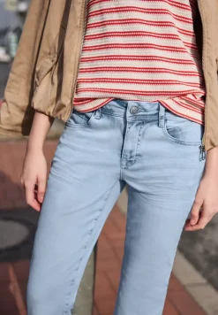 Mid Waist kick flare jeans in een Skinny Fit