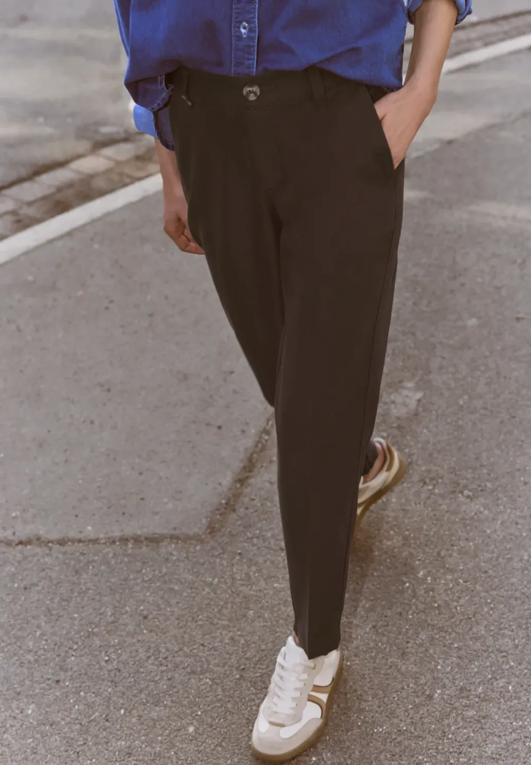 Mid Waist Slim Legs chino's in een casual fit