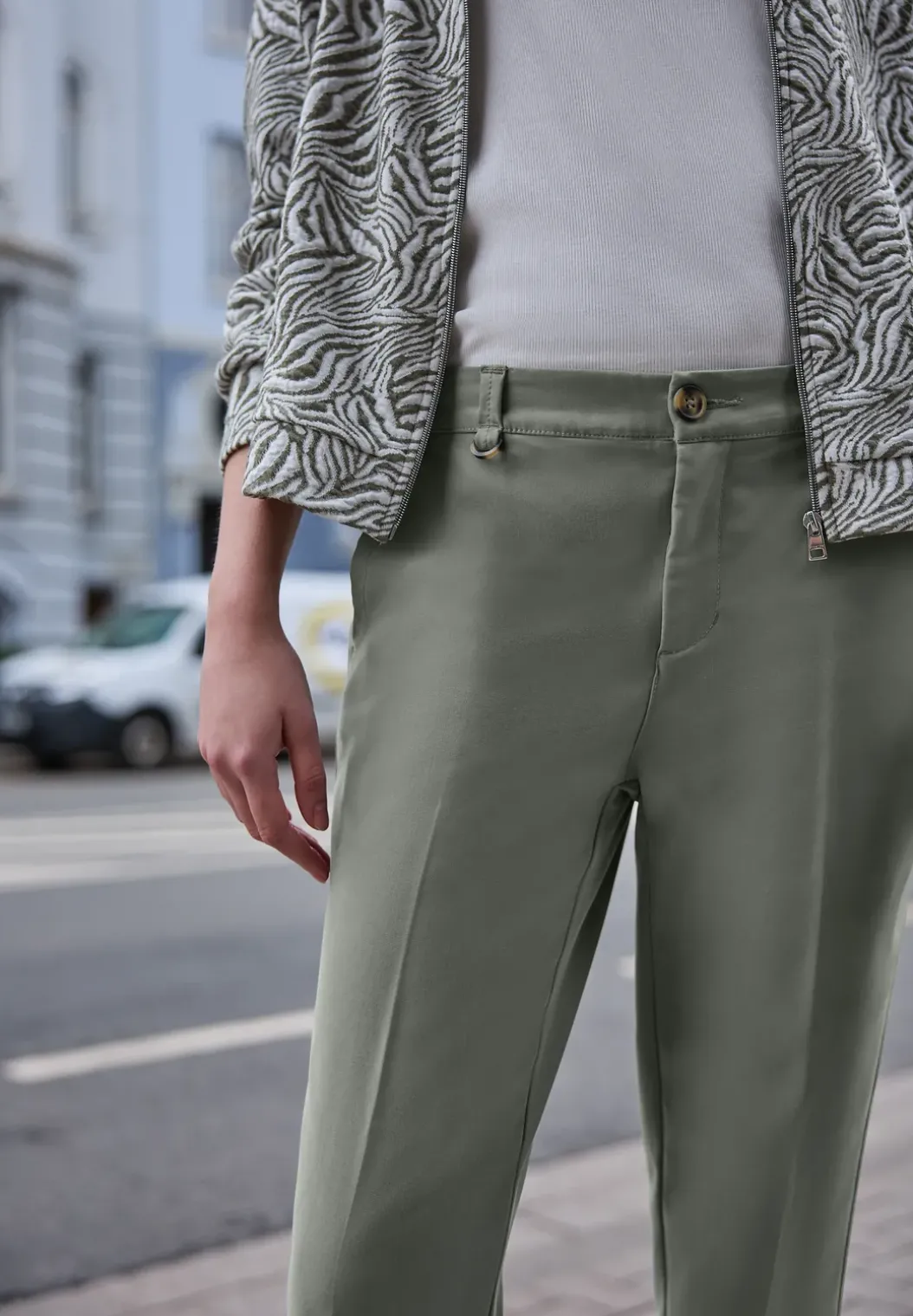 Mid Waist Slim Legs chino's in een casual fit