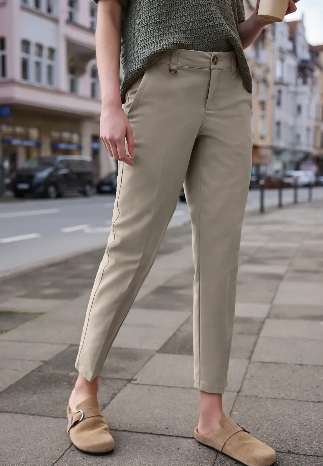 Mid Waist Slim Legs chino's in een casual fit