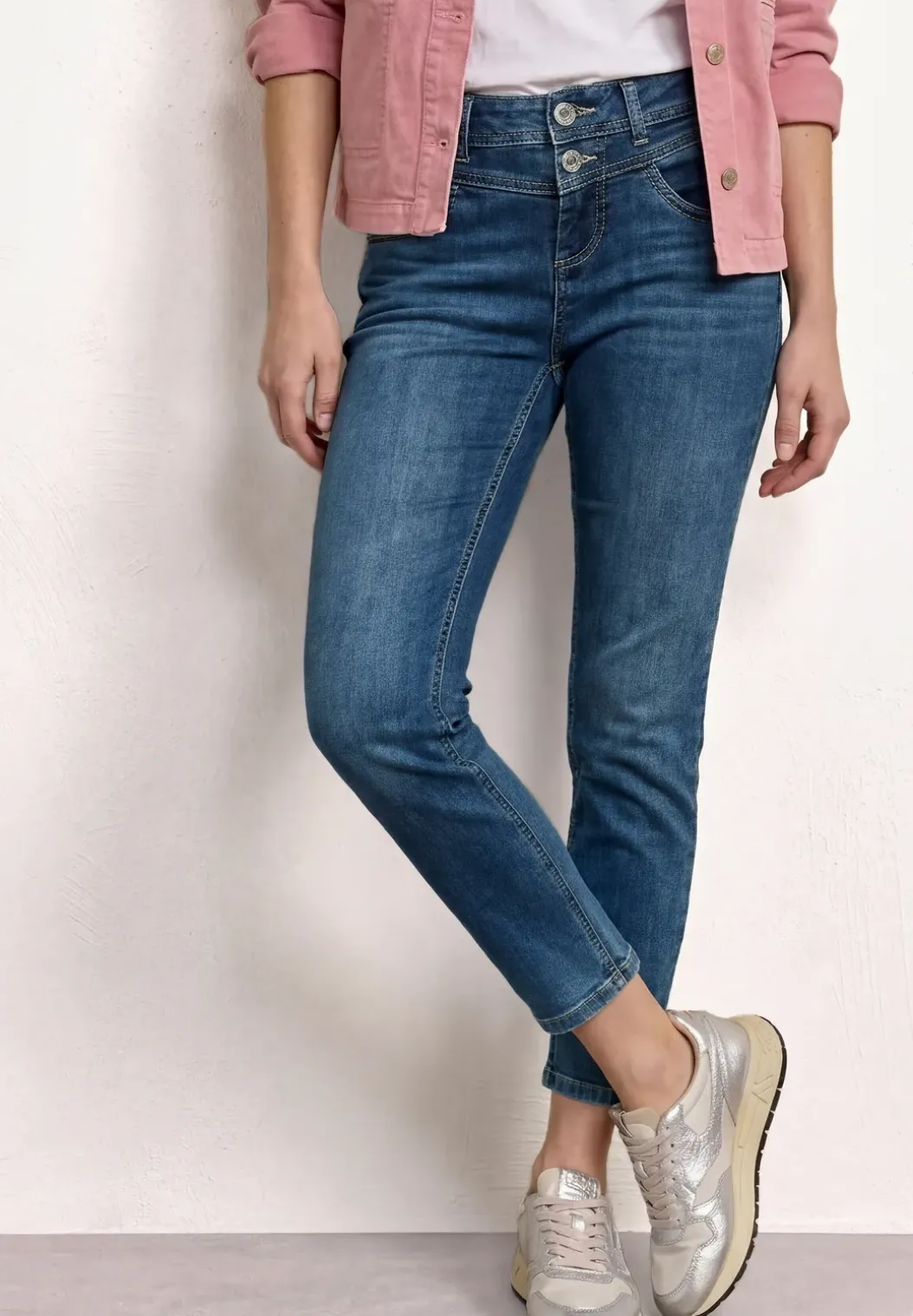 Mid Waist Slim Legs jeans in Slim Fit