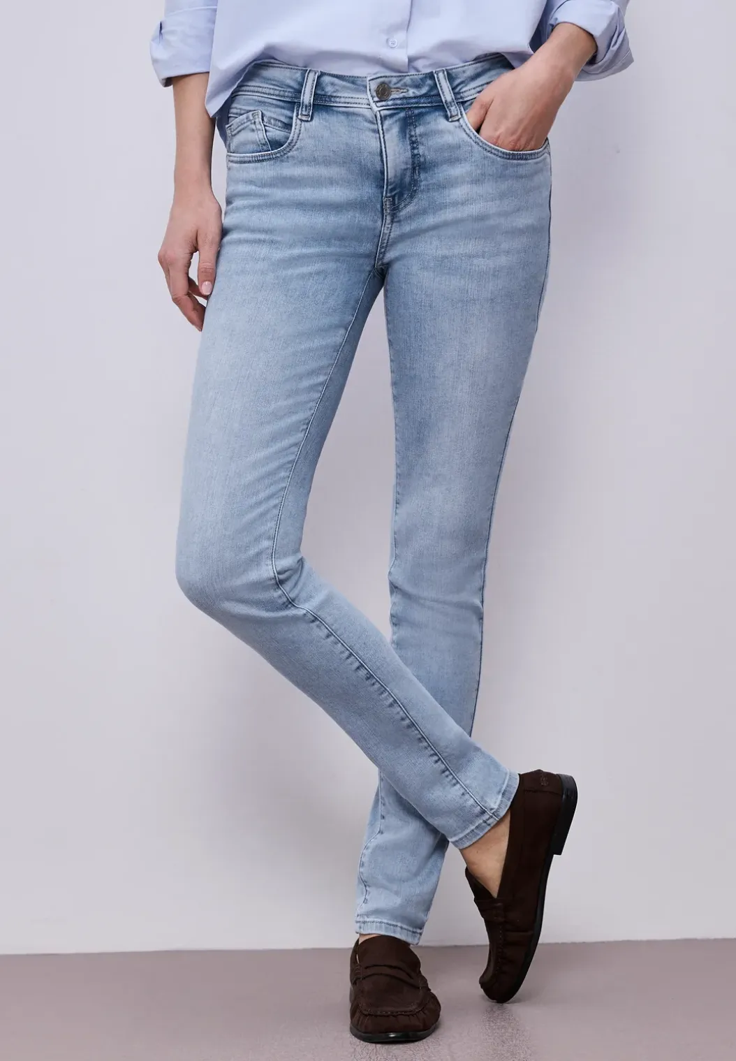 Mid Waist Slim Legs jeans in Slim Fit