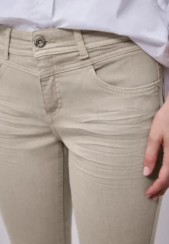 Mid Waist Slim Legs jeans in casual fit