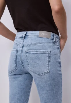 Mid Waist Slim Legs jeans in Slim Fit