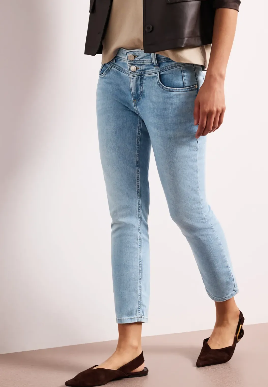 Mid Waist Slim Legs jeans in Slim Fit
