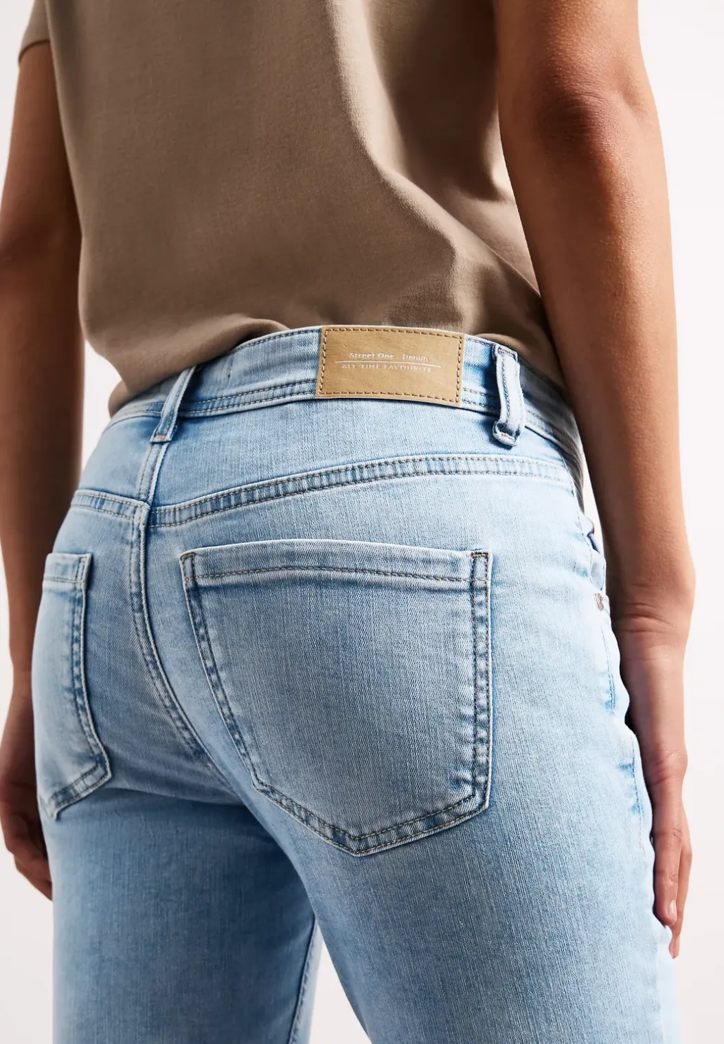 Mid Waist Slim Legs jeans in Slim Fit