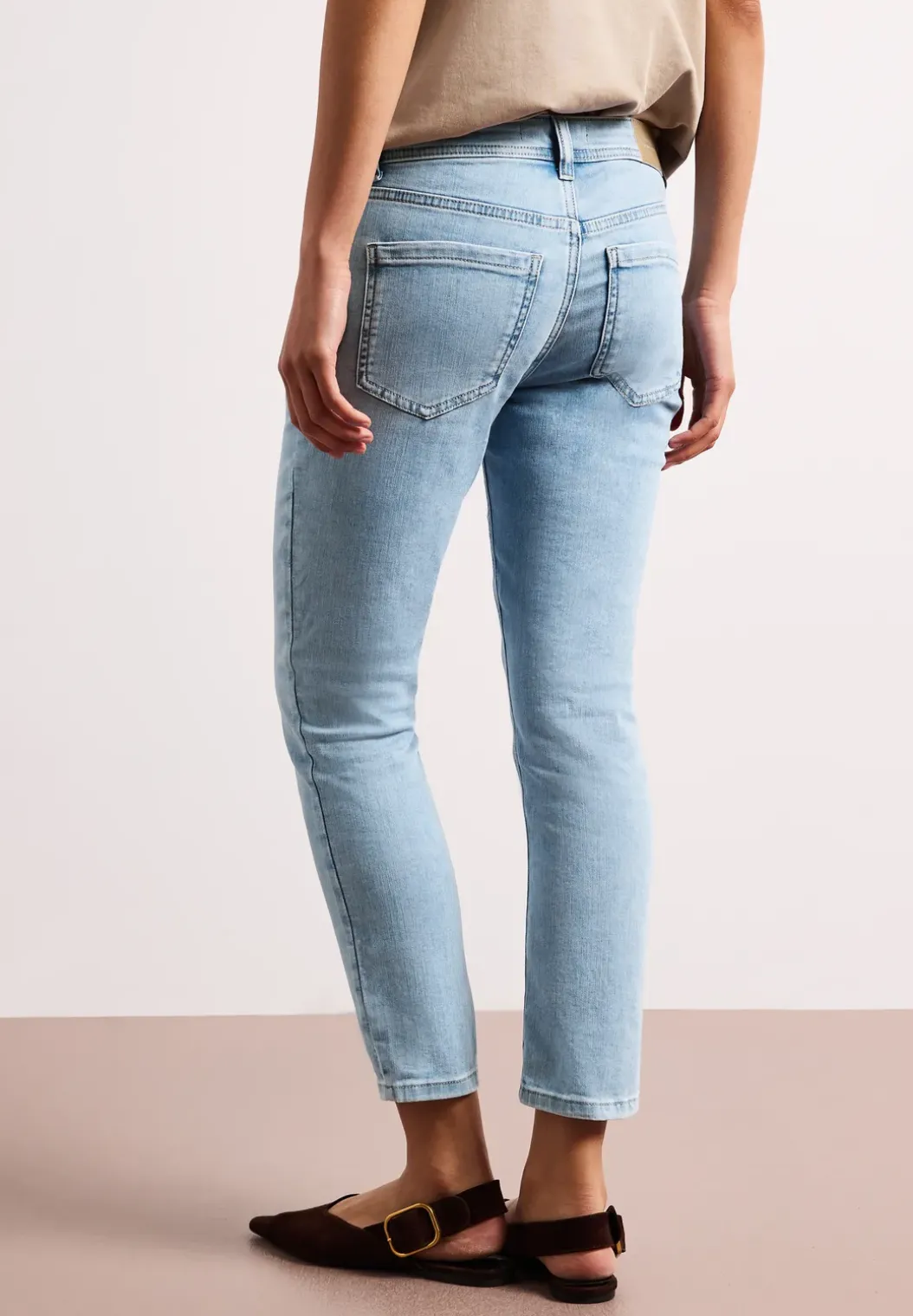 Mid Waist Slim Legs jeans in Slim Fit