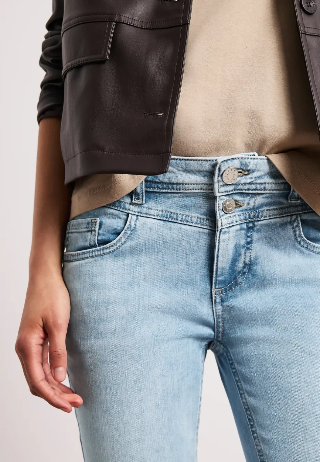 Mid Waist Slim Legs jeans in Slim Fit