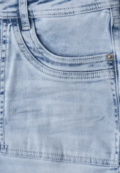 Mid Waist straight leg jeans in casual fit