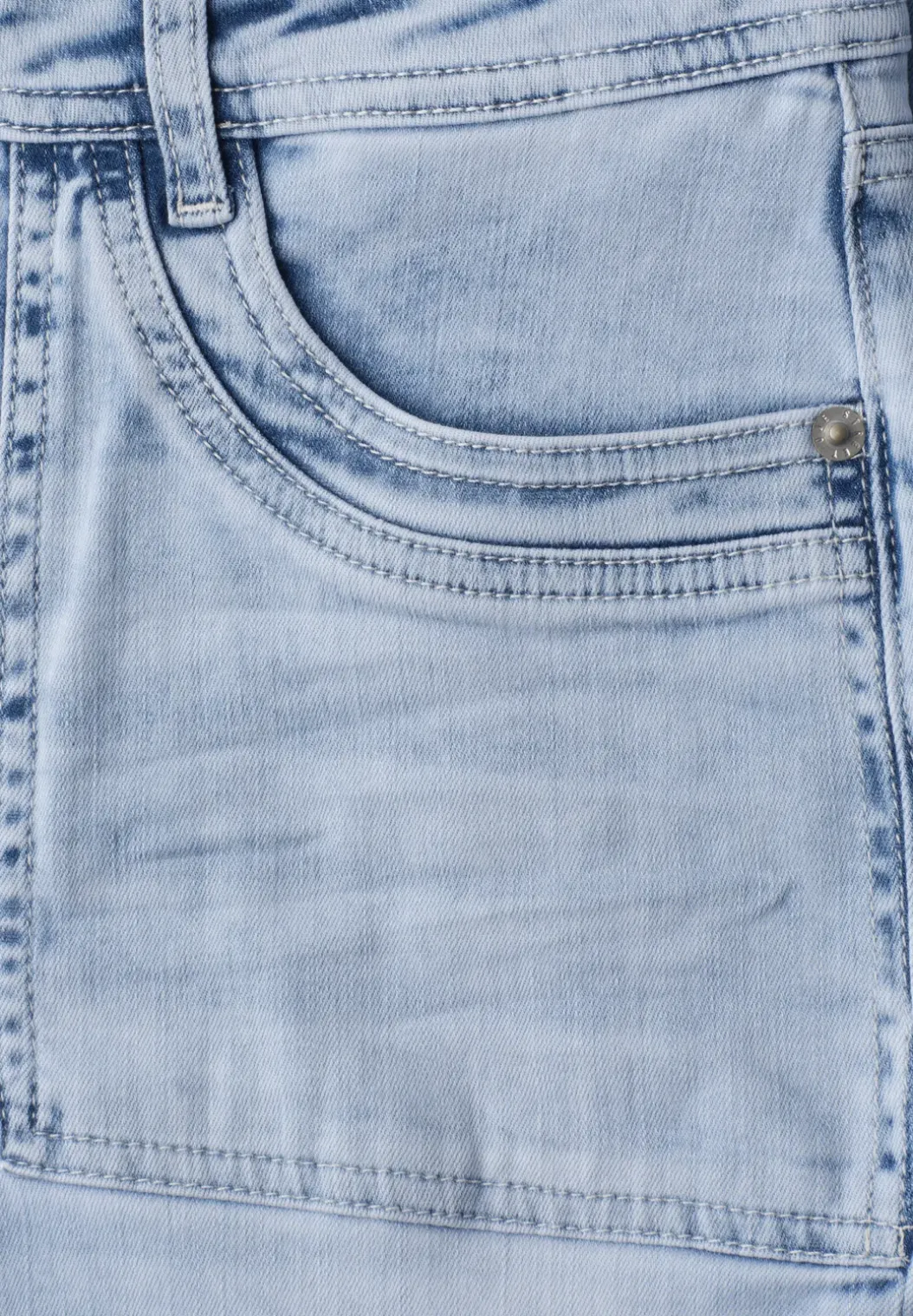 Mid Waist straight leg jeans in casual fit