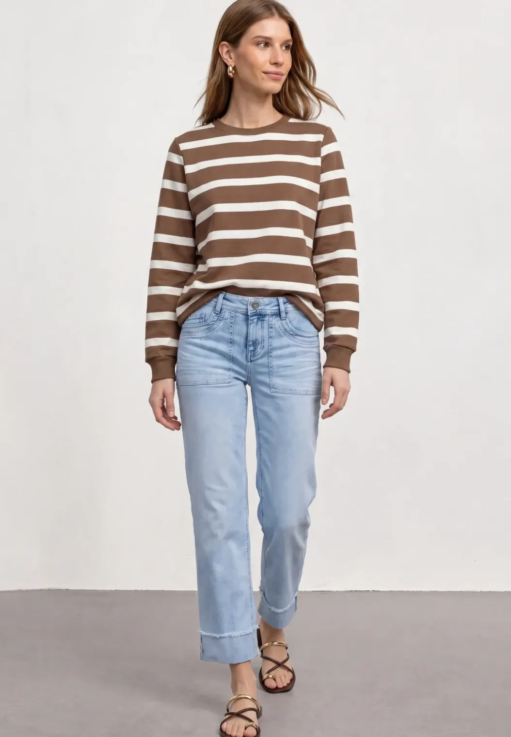 Mid Waist straight leg jeans in casual fit