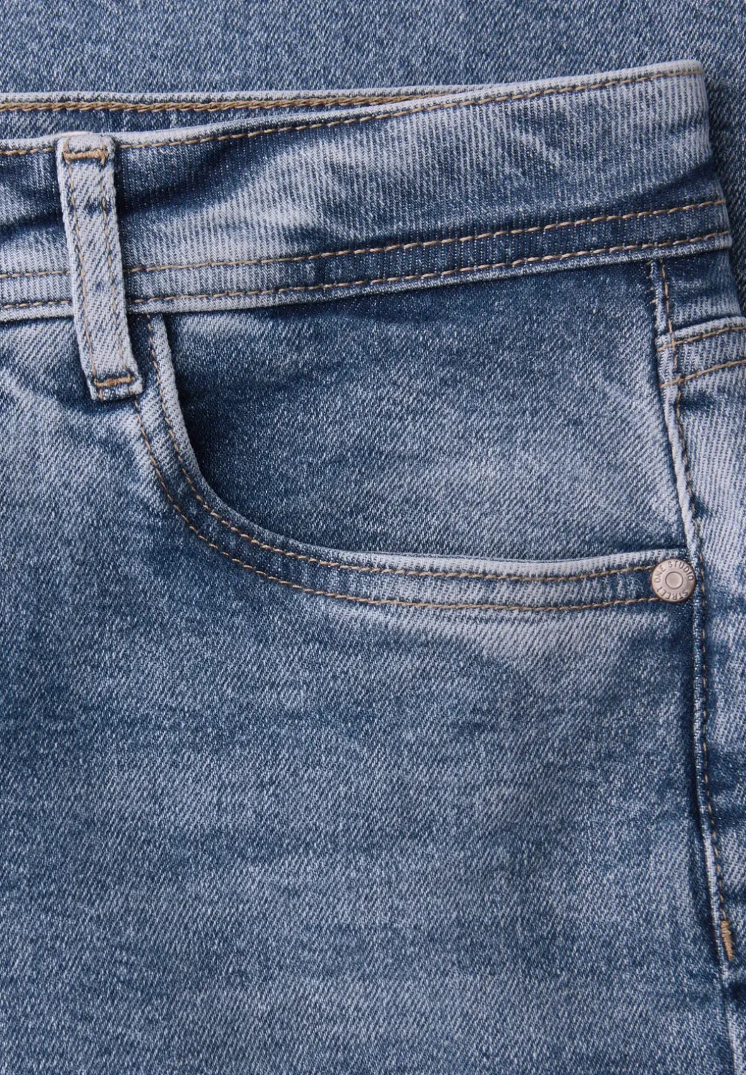 Mid Waist straight leg jeans in casual fit