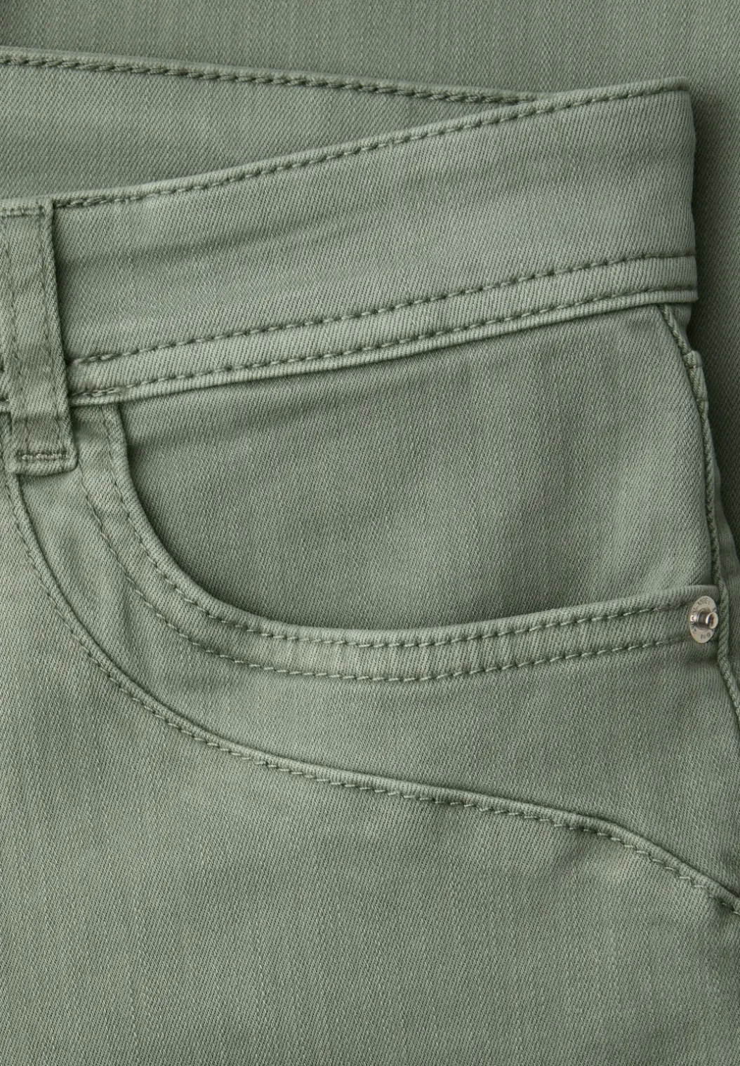 Mid Waist straight leg jeans in Slim Fit