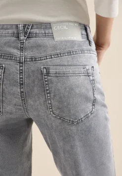 Mid Waist straight leg jeans in casual fit
