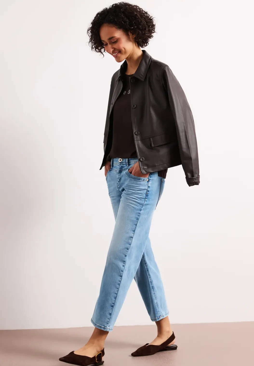 Mid Waist straight leg jeans in casual fit