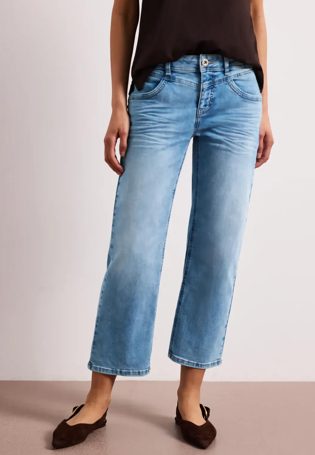 Mid Waist straight leg jeans in casual fit