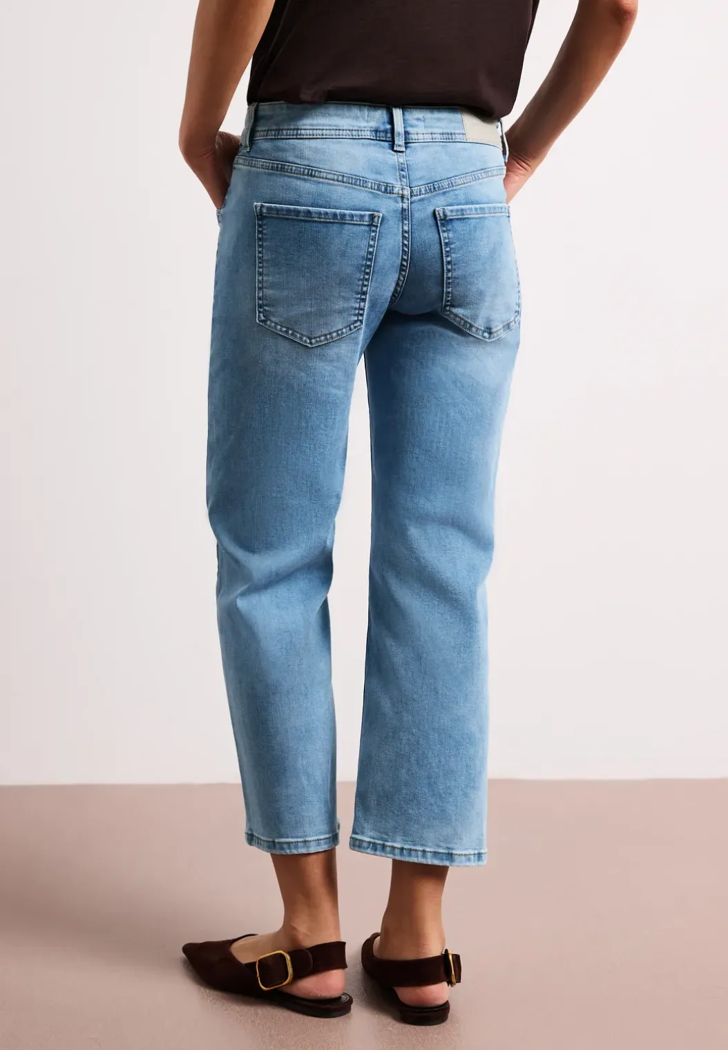Mid Waist straight leg jeans in casual fit