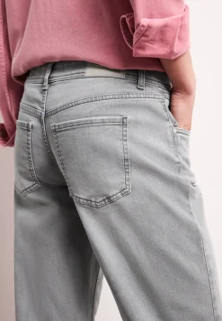 Mid Waist straight leg jeans in casual fit