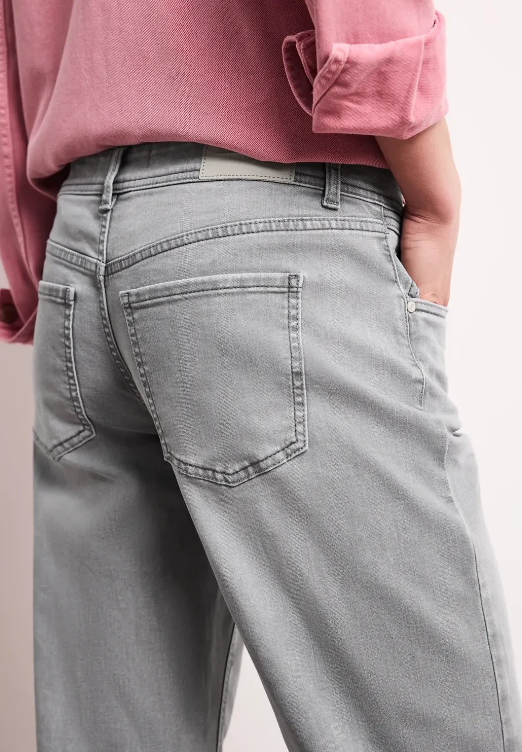 Mid Waist straight leg jeans in casual fit