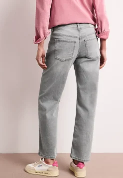 Mid Waist straight leg jeans in casual fit